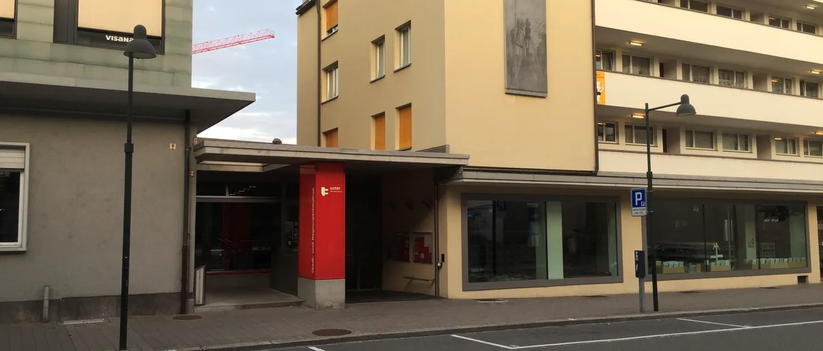 Auch von aussen… Man sieht die Bibliothek Uster von aussen, vor 10 Jahren